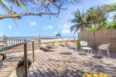 Image de Villa Yellow Beach, villa creole pieds dans l'eau