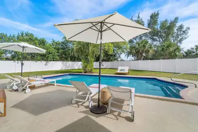 Image de 4br centrally located Oasis with Heated Saltwater Pool & backyard for grilling!