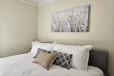Image de Chic & Classy 1-Bedroom House in Quiet Area. Short Walk to Downtown and Ferry.