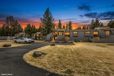 Image de Sunriver Condo Near Nature Center has King Suite, Sunroom, Deck with Dining!
