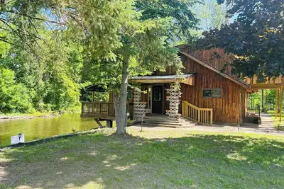 Image de 6 Bed River Home, Right On St. Joseph River.