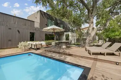 Image de Chic Travis Heights Home + Pool - Chelsea Oak Ii
