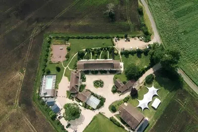 Image de Studio sur domaine avec psicnes Ă la campagne