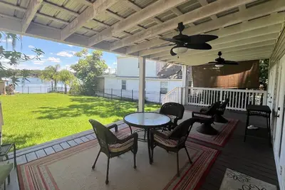 Image de Dt Orlando 3 Miles, Relax Water View Deck. Walk to many restaurants, fast foods
