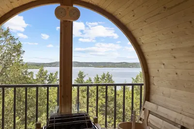 Image de Waterfront 8 bdrm home w/ lake views, golf simulator, hot tub, & outdoor sauna!