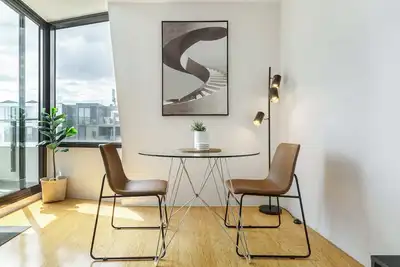 Image de Sleek Minimalist Condo w City Views Free Parking