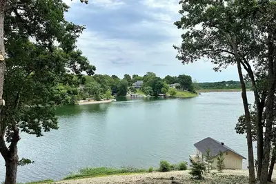 Image de Lakefront, luxury beds, hot tub, fire pit, game room, private dock & boathouse.