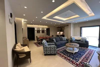 Image de 3 bed room apartment with modern kitchen indoor and out door seating area.