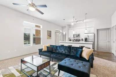 Image de Spacious Lux 2br 2b Unit in Austin with Pool!