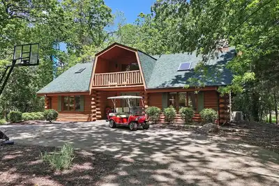 Image de The Lodge at Geneva Lake |Golf Cart |Impressive Log Cabin |Deck |Abbey Springs Resort |Beach |Pools