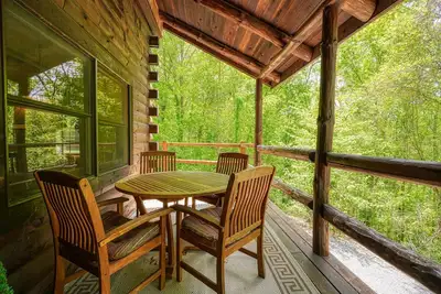 Image de Beautiful hilltop cabin on 30 acres. Rustic charm and Hocking Hills living at its best!