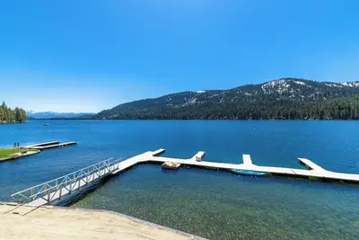 Image de 2-bedroom lakefront condo overlooking Donner Lake and beach.