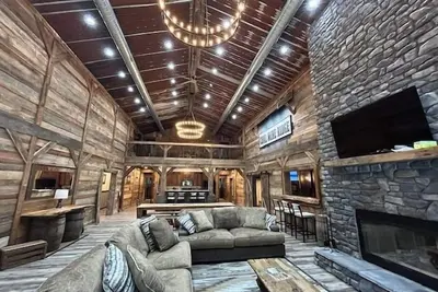 Image de Coal MinE Ridge- Brand new 8 br outdoor pool lodge with 2-lane Duck Pin bowling!