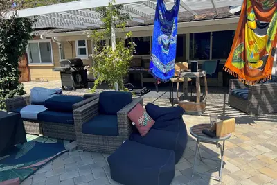 Image de Beautifully remodeled 4 bedroom home with a huge back yard and pool