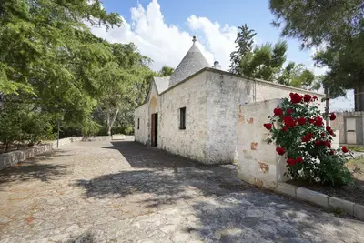 Image de Maison de vacances 'I Trulli Delle Rose' avec terrasse partagée, Wi-Fi et climatisation
