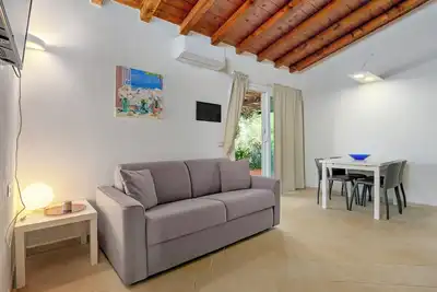 Image de Appartement 'Appartamento Lato Cugnana' avec vue sur la mer, jardin partagé et climatisation