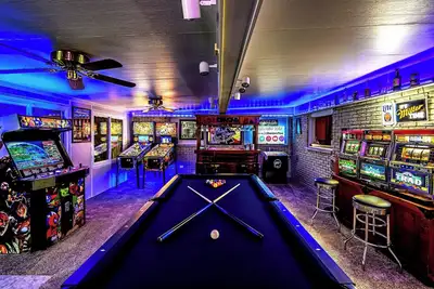 Image de Stylish Retreat: Hot Tub, Spa, Massage Chair, Arcade, Pinball\nWPAFB Museum