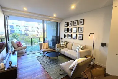Image de Swanky 2 bed apt. with parking; Easy city access
