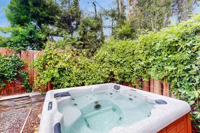 Image de Discover outdoor paradise at this Spring Valley oasis with a hot tub, Bbq island