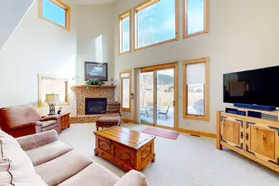 Image de Dog-friendly mountain view townhouse with gas fireplace, deck, & washer\/dryer