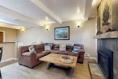 Image de Alpine Serenity: Cozy Condo with Tennis, Fireplace, & Bbq in Incline Village