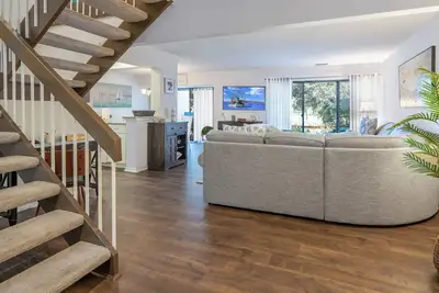 Image de 2128 Beachwood - Gorgeous Lake & Golf Course Views
