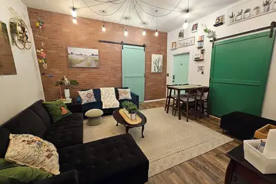 Image de Boomtown Bungalow! A Unique, Cozy, & Historic Charmer. Historic District.