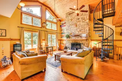 Image de Dog-Friendly Lavonia Home w/ Dock & Lake Access