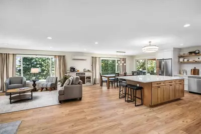 Image de Breathtaking Wine Country Home w\/ Incredible Dundee Hills Vineyard Views, Covered Deck w\/ Hot Tub