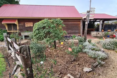 Image de Relaxing romantic cottage getaway with a 5 minute walk to beach and cafes