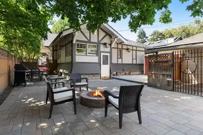Image de Iconic North End Bungalow w/ Porch Swing | Fam Suite | Private Office/Studio | Walk to Hyde Park!