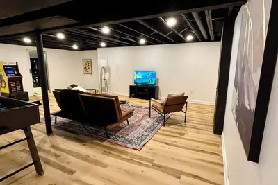 Image de Stylish family home w\/ game room and arcade not far from arrowhead stadium