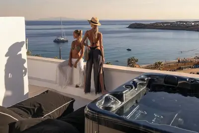 Design Superior Apartment with Jacuzzi, Sea View, Shared Infinity Pool, Bar, Gym