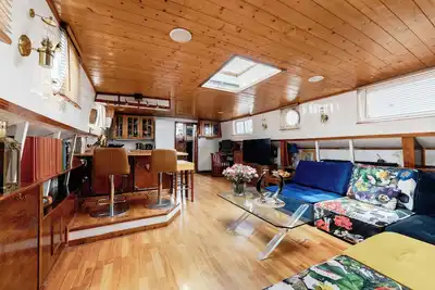 Image de Bateau Péniche de Standing 70 Metres Carrés Plus Terrasse Collée à Paris