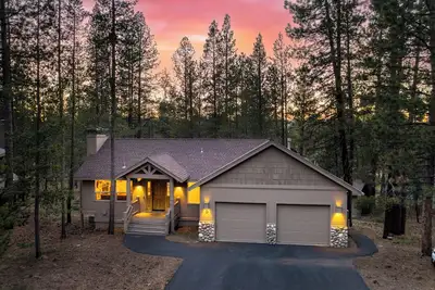 Image de Quail by AvantStay | Great Location + Game Room, Hot Tub, & Deck!