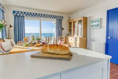 Image de Min y Mor - a sea view that sleeps 8 guests in 4 bedrooms