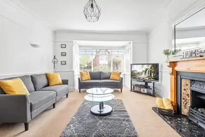 Image de Gorgeous 5 bed period home in a superb location for convenience.