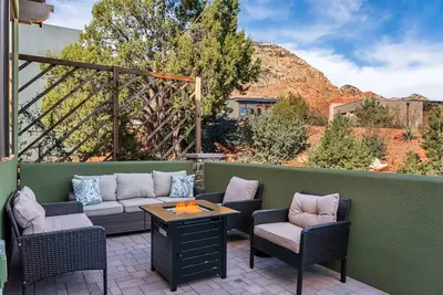 Image de Immaculate & Beautifully Designed Brand New Home w/ Hot Tub in West Sedona Close