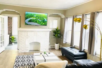 Image de Welcome to our charming two-bedroom retreat nestled in the heart of West Cleveland