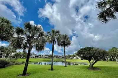 Image de 1st floor, 2bed/2bath, short walk to both beach and indoor/outdoor pool!