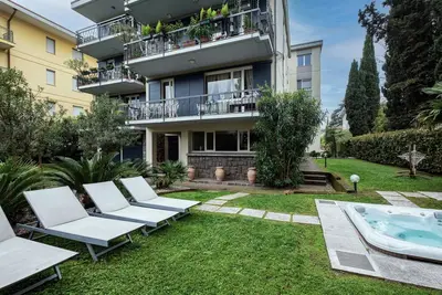 Image de Appartement avec sauna, Wifi, bain à remous, climatisation, Tv, terrasse, près de Sirmione