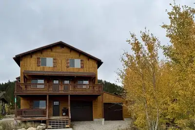 Image de 12 miles from Yellowstone with incredible views - Grizzly Lodge