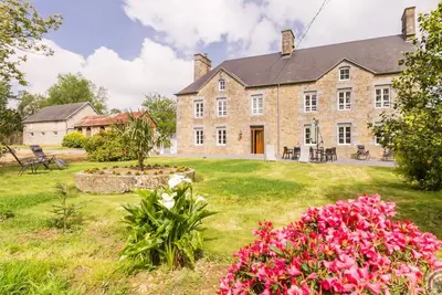 Image de Grande maison familiale avec jardin ensoleillé, jeux pour enfants et proche du Mont St-Michel.