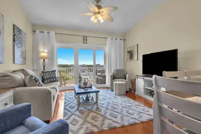 Image de Sun of a Beach: Charming Condo Steps Away From the Sand and Pier