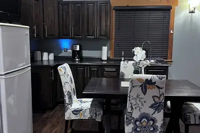 Private Loft style Guest House with access to the groom trails