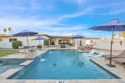 Image de Sunkist Sanctuary | Pool, Golf Simulator & Hot Tub