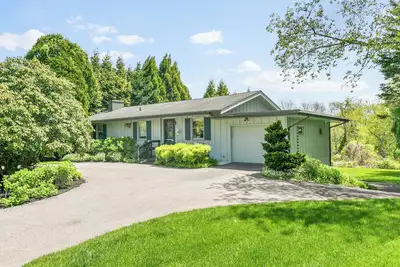 Image de Newly renovated mid-century modern house, minutes from town and beach