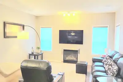 Image de Entire comfy 2000 sq. ft. Home | 3bdr | 2. 5 Bath | 15 mins from Airport