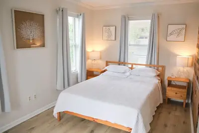 Image de Two Bedrooms - Walk to the Beach!