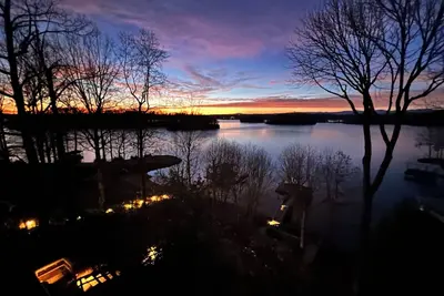 Image de Enjoy your own slice of paradise on Lake Keowee. On the water & amazing sunsets.